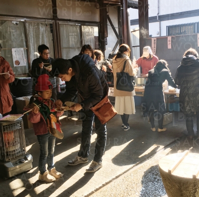 お餅にバター！？ 山川醸造もちつき大会