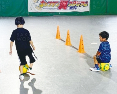 年中・年長が楽しくサッカー！女の子も参加中♪