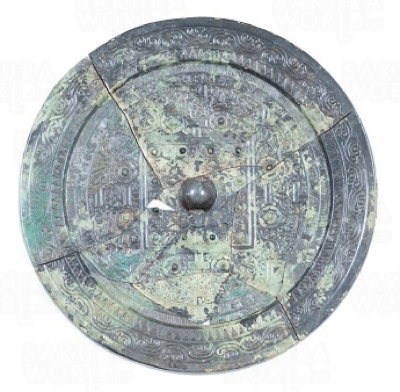 県重文　美濃観音寺山古墳出土方格規格 四神鏡（画像提供：美濃市教育委員会）