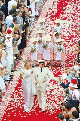 ご成婚の祝福を受けるアルベール2世公とシャルレーヌ公妃©Geoffroy Moufflet-Archives du Palais Princier 資料提供：Les Archives Audiovisuelles de Monaco