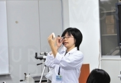 同館では、本物のい ん石や化石に触れて、 生物の移り変わり を学ぶことができる。