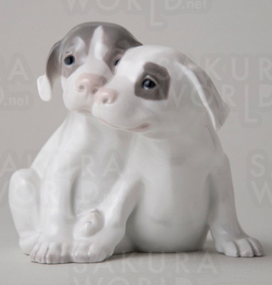 ロイヤルコペンハーゲン《釉下彩仲良し犬置物》1900-1903年 塩川コレクション