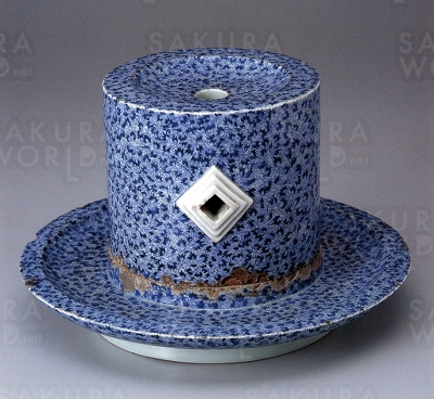 染付唐草文茶臼 瀬戸・加藤吉右衛門 江戸時代後期（19世紀）個人蔵
