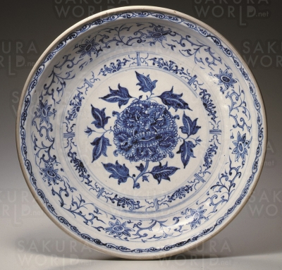 青花牡丹文盤 大越国・黎朝 15世紀 町田市立博物館