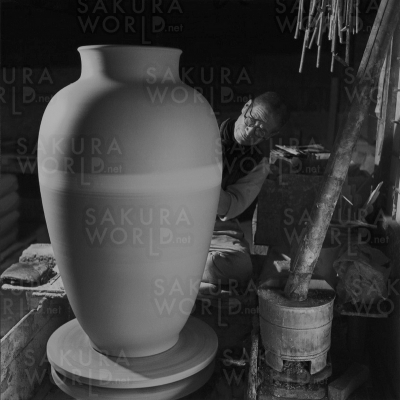 東松照明「焼き物の町ー瀬戸2」 1954 愛知県美術館