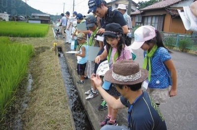 まちを探検中。みんな興味津々！