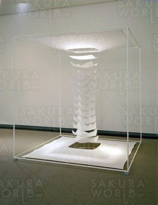 《白い布による空間’68-6》1968年 綿布・糸・塗装金属フレーム 216.0×202.0×202.0cm 名古屋市美術館蔵