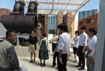 施設内の展示物を 見学しながら、専門 家による解説で理 解を深めていく。