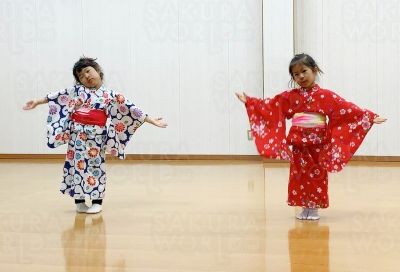 小さな子でも美しく舞う。