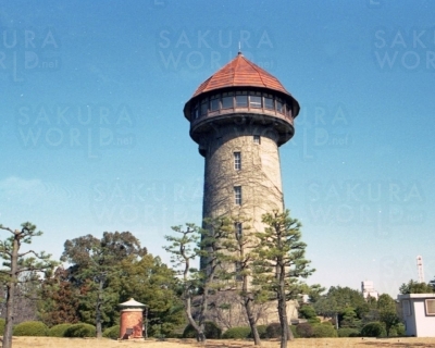 とんがり屋根をつけた現在の東山給水塔