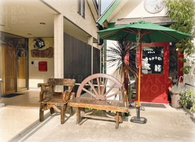 和の趣あるエントランスで、心和むお出迎え