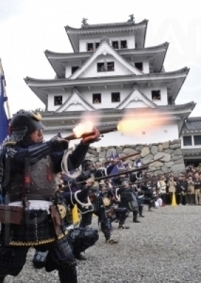 鉄砲隊の火縄銃演武。