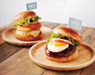 ＜テディーズ ビガー バーガー＞ ハッシュドポテトチーズバーガー（左上）1,540円／てりやきエッグバーガー（右下）1,430円