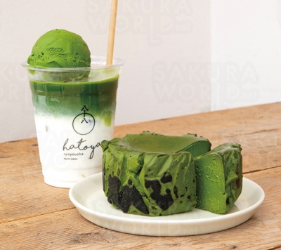 ＜八十八良葉舎＞ 抹茶ラテフロート（左）1,051円、半熟抹茶（右）2,160円 ※半熟抹茶は各日50個限り