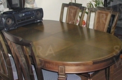 ［Before］テーブルに傷とイスの座と背にやぶれがあり、修理のご相談。約15年使用。