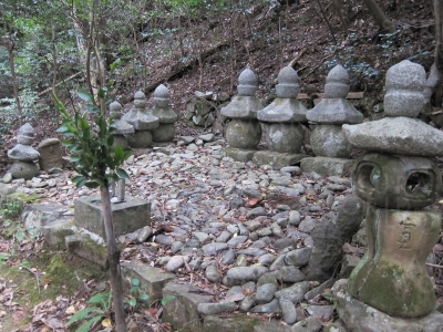 源朝長の墓